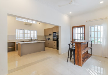 4 Bedroom Villa For Rent - Tonle Bassac, Phnom Penh thumbnail