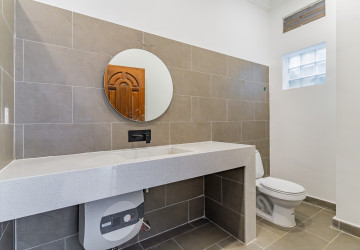 4 Bedroom Villa For Rent - Tonle Bassac, Phnom Penh thumbnail