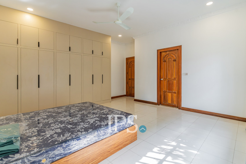 4 Bedroom Villa For Rent - Tonle Bassac, Phnom Penh