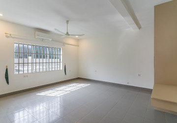 4 Bedroom Villa For Rent - Tonle Bassac, Phnom Penh thumbnail