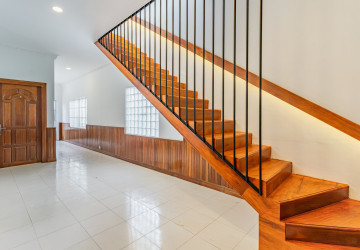 4 Bedroom Villa For Rent - Tonle Bassac, Phnom Penh thumbnail