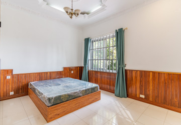 4 Bedroom Villa For Rent - Tonle Bassac, Phnom Penh thumbnail