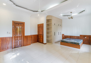 4 Bedroom Villa For Rent - Tonle Bassac, Phnom Penh thumbnail