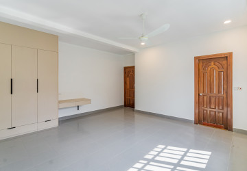 4 Bedroom Villa For Rent - Tonle Bassac, Phnom Penh thumbnail