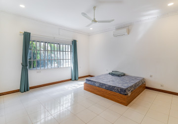 4 Bedroom Villa For Rent - Tonle Bassac, Phnom Penh thumbnail