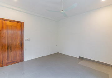 4 Bedroom Villa For Rent - Tonle Bassac, Phnom Penh thumbnail