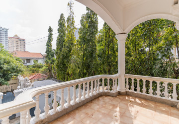 4 Bedroom Villa For Rent - Tonle Bassac, Phnom Penh thumbnail