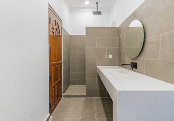 4 Bedroom Villa For Rent - Tonle Bassac, Phnom Penh thumbnail