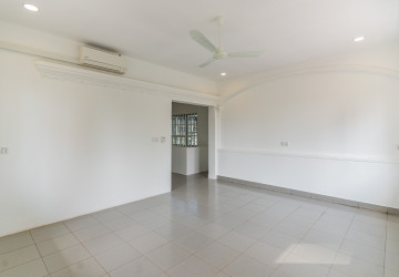 4 Bedroom Villa For Rent - Tonle Bassac, Phnom Penh thumbnail