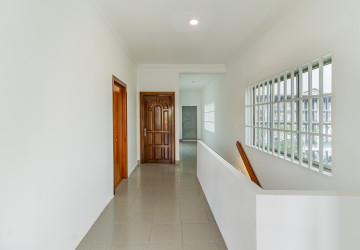 4 Bedroom Villa For Rent - Tonle Bassac, Phnom Penh thumbnail