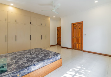 4 Bedroom Villa For Rent - Tonle Bassac, Phnom Penh thumbnail