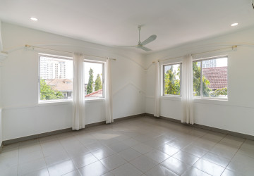 4 Bedroom Villa For Rent - Tonle Bassac, Phnom Penh thumbnail