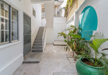 4 Bedroom Villa For Rent - Tonle Bassac, Phnom Penh thumbnail