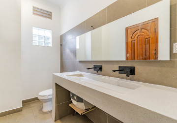 4 Bedroom Villa For Rent - Tonle Bassac, Phnom Penh thumbnail