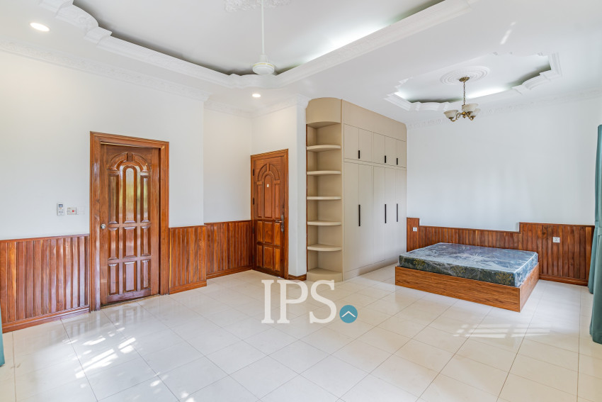 4 Bedroom Villa For Rent - Tonle Bassac, Phnom Penh