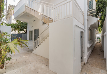 4 Bedroom Villa For Rent - Tonle Bassac, Phnom Penh thumbnail