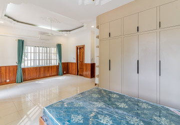 4 Bedroom Villa For Rent - Tonle Bassac, Phnom Penh thumbnail