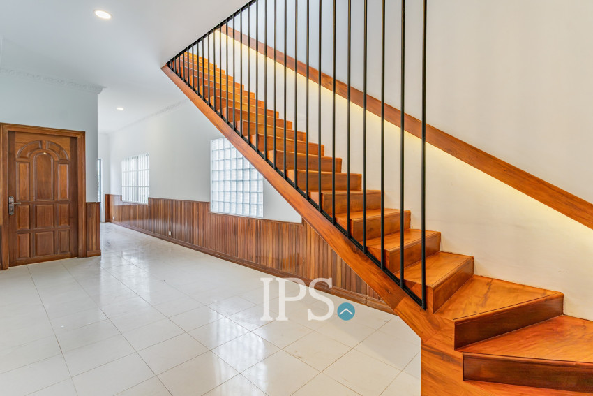 4 Bedroom Villa For Rent - Tonle Bassac, Phnom Penh