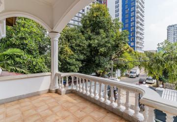 4 Bedroom Villa For Rent - Tonle Bassac, Phnom Penh thumbnail