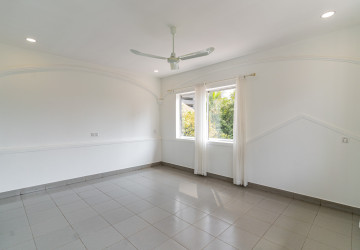 4 Bedroom Villa For Rent - Tonle Bassac, Phnom Penh thumbnail