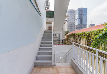 4 Bedroom Villa For Rent - Tonle Bassac, Phnom Penh thumbnail