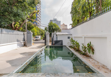 4 Bedroom Villa For Rent - Tonle Bassac, Phnom Penh thumbnail