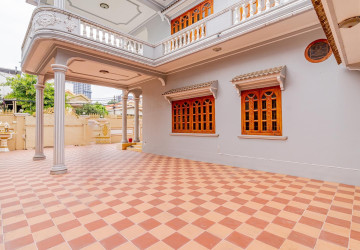8 Bedroom Commerical Villa For Rent - Boeung Kak 1, Phnom Penh thumbnail