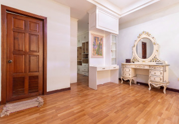 6 Bedroom Shophouse For Rent - Svay Dangkum, Siem Reap thumbnail