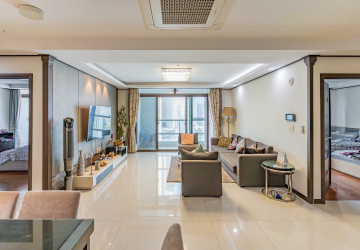 21st Floor 3 Bedroom Condo For Sale - DeCastle Royal, BKK1, Phnom Penh thumbnail
