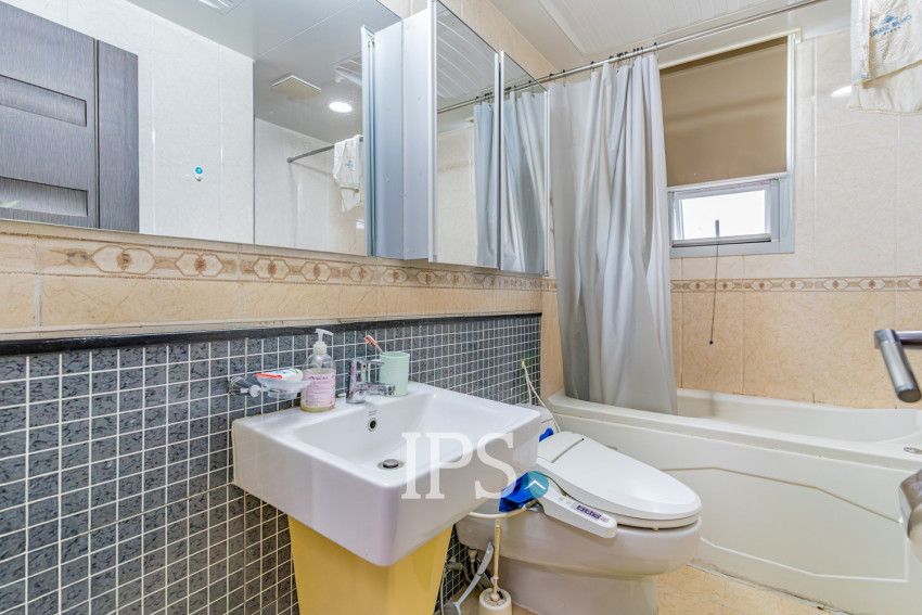 21st Floor 3 Bedroom Condo For Sale - DeCastle Royal, BKK1, Phnom Penh