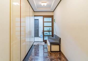 21st Floor 3 Bedroom Condo For Sale - DeCastle Royal, BKK1, Phnom Penh thumbnail