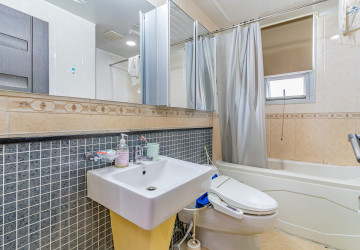 21st Floor 3 Bedroom Condo For Sale - DeCastle Royal, BKK1, Phnom Penh thumbnail