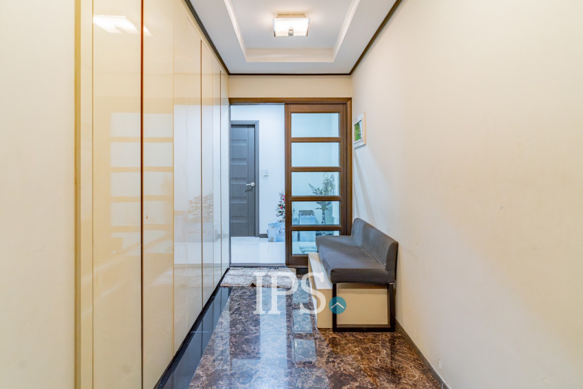 21st Floor 3 Bedroom Condo For Sale - DeCastle Royal, BKK1, Phnom Penh