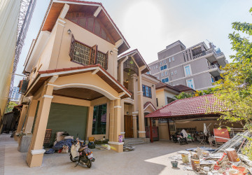 6 Bedroom Villa For Rent - BKK1, Phnom Penh thumbnail