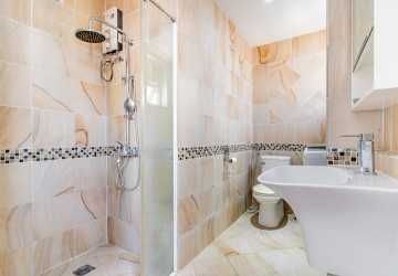 2 Bedroom Serviced Apartment For Rent - Beoung Prolit, Phnom Penh thumbnail