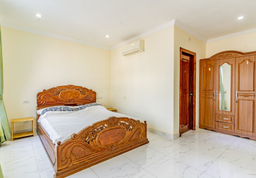 3 Bedroom Serviced Apartment For Rent - Beoung Prolit, Phnom Penh thumbnail