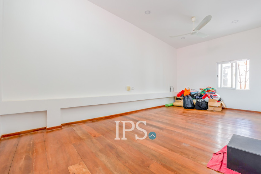 Renovated 3 Bedroom Apartment For Rent - Beoung Raing, Phnom Penh