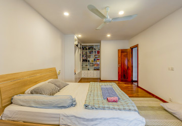 Renovated 3 Bedroom Apartment For Rent - Beoung Raing, Phnom Penh thumbnail