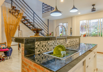 Renovated 3 Bedroom Apartment For Rent - Beoung Raing, Phnom Penh thumbnail