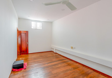 Renovated 3 Bedroom Apartment For Rent - Beoung Raing, Phnom Penh thumbnail