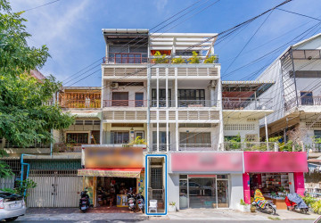 Renovated 3 Bedroom Apartment For Rent - Beoung Raing, Phnom Penh thumbnail