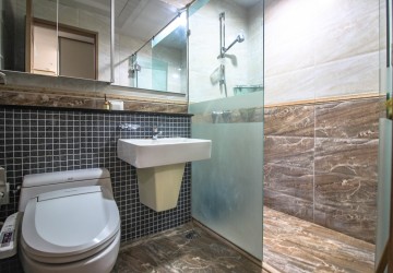 1 Bedroom Condo For rent - De Castle Royal, BKK1, Phnom Penh thumbnail