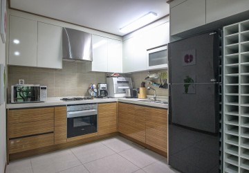 1 Bedroom Condo For rent - De Castle Royal, BKK1, Phnom Penh thumbnail