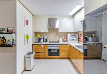 1 Bedroom Condo For Rent - De Castle Royal, BKK1, Phnom Penh thumbnail