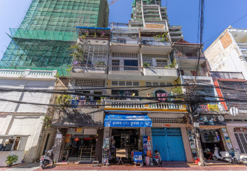 Renovated 3 Bedroom Apartment For Sale - Psar Chas, Phnom Penh thumbnail