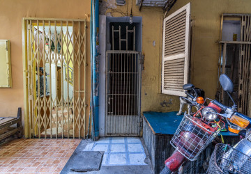 Renovated 3 Bedroom Apartment For Sale - Psar Chas, Phnom Penh thumbnail