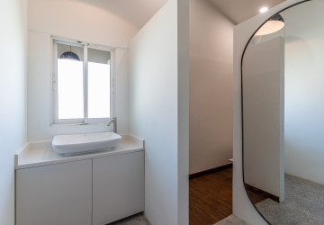 Renovated 3 Bedroom Apartment For Sale - Psar Chas, Phnom Penh thumbnail