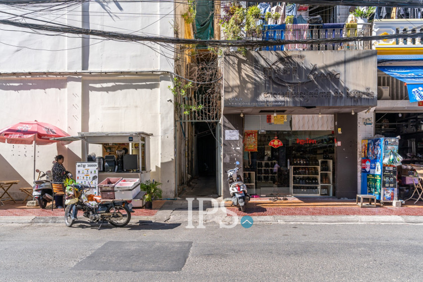 Renovated 3 Bedroom Apartment For Sale - Psar Chas, Phnom Penh