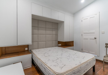 Renovated 3 Bedroom Apartment For Sale - Psar Chas, Phnom Penh thumbnail