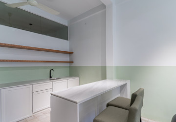 Renovated 3 Bedroom Apartment For Sale - Psar Chas, Phnom Penh thumbnail